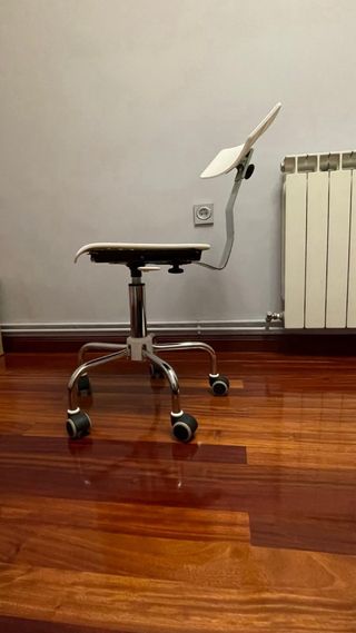 Silla giratoria, regulable en altura y respaldo