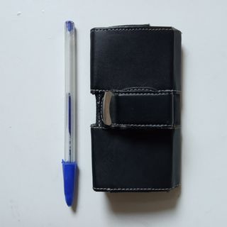 Funda de móvil negra con cierre