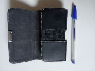 Funda de móvil negra con cierre