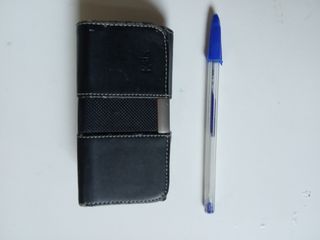 Funda de móvil negra con cierre