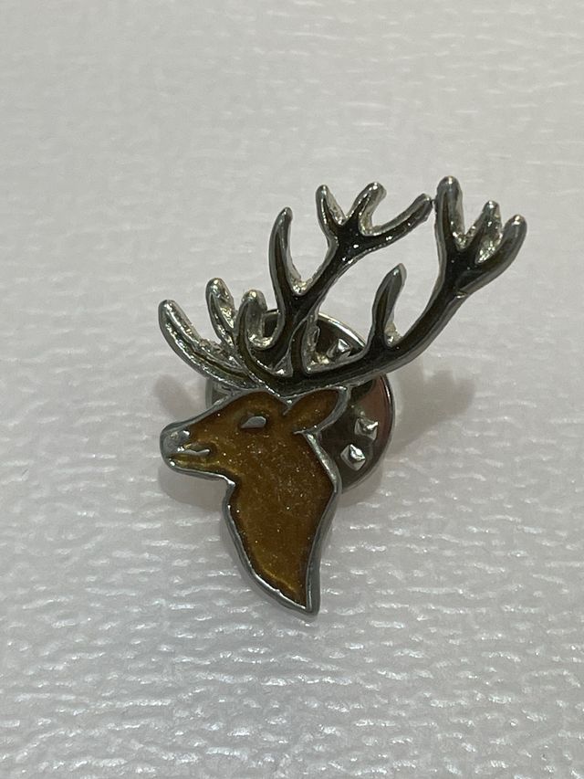 Pin cabeza de ciervo esmaltado marrón (caza)