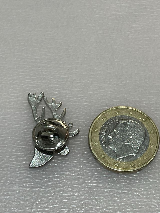 Pin cabeza de ciervo esmaltado marrón (caza)