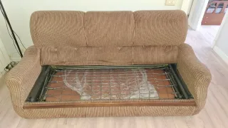 Dos sofas individuales y un sofa cama.