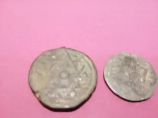 2 monedas árabes mejor vista en mano