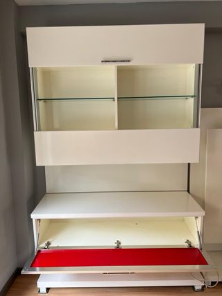 Mueble de salón moderno blanco y rojo con vitrinas