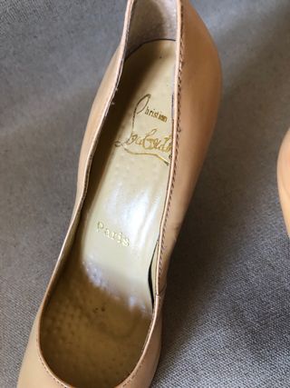 Tacones Christian Louboutin en piel beige