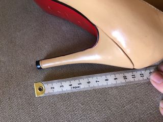 Tacones Christian Louboutin en piel beige