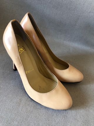 Tacones Christian Louboutin en piel beige