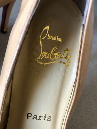 Tacones Christian Louboutin en piel beige