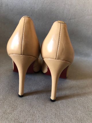 Tacones Christian Louboutin en piel beige