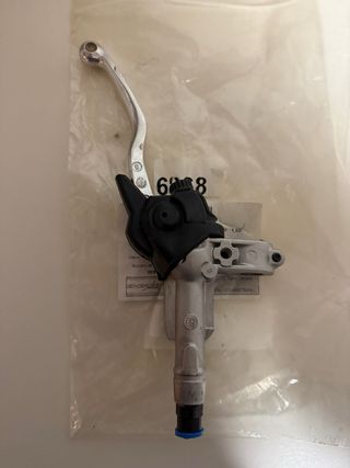 Bomba de embrague brembo color negro 9mm