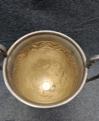 Copa o jarron de metal