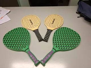 Palas para jugar en la playa verdes y madera