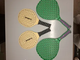 Palas para jugar en la playa verdes y madera