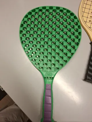 Palas para jugar en la playa verdes y madera