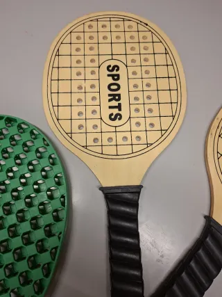 Palas para jugar en la playa verdes y madera