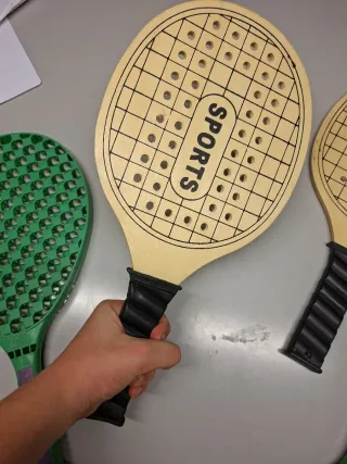 Palas para jugar en la playa verdes y madera