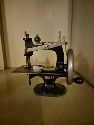 Maquina coser miniatura