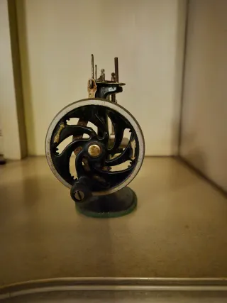 Maquina coser miniatura