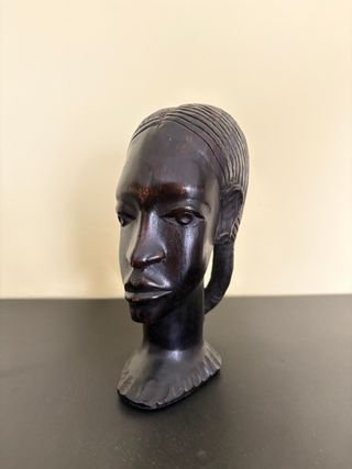 Figura de mujer africana en madera de ébano