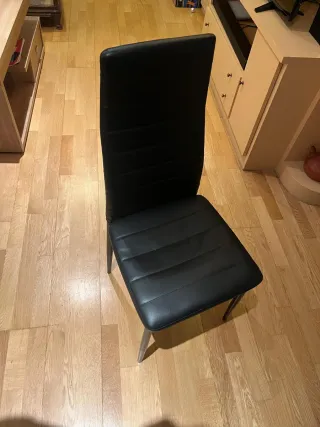 Mesa y sillas de salón