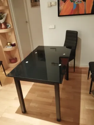 Mesa y sillas de salón