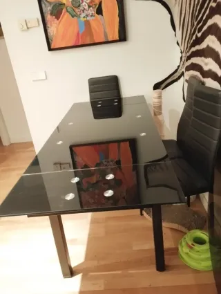 Mesa y sillas de salón