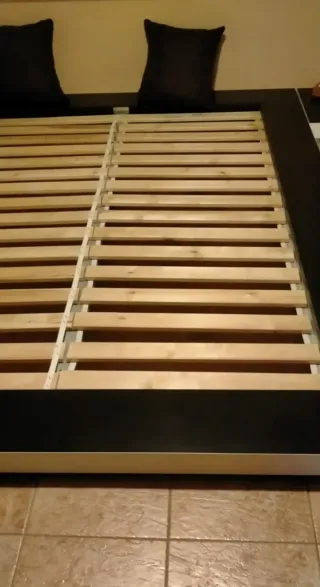 Cama con colchón 135 cm y mesita