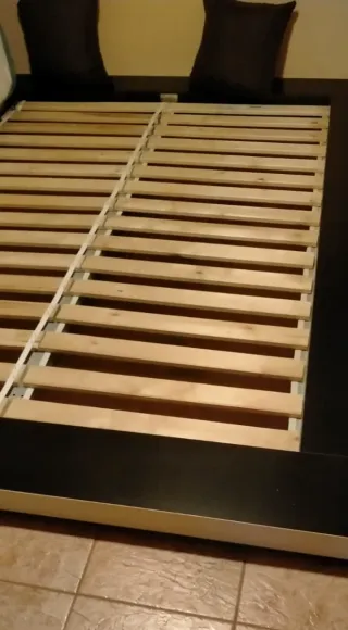 Cama con colchón 135 cm y mesita