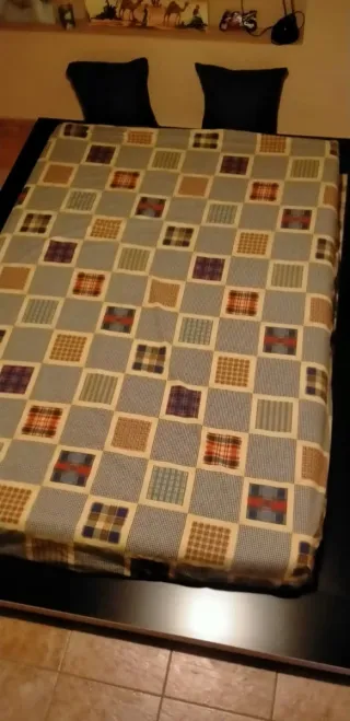 Cama con colchón 135 cm y mesita