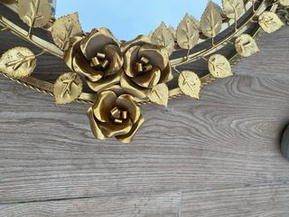 Espejo con marco dorado con motivos florales