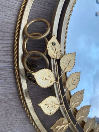 Espejo con marco dorado con motivos florales