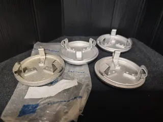 TAPA BUJES LLAMTA MERCEDES BENZ METÁLICOS