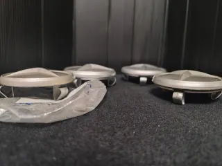 TAPA BUJES LLAMTA MERCEDES BENZ METÁLICOS