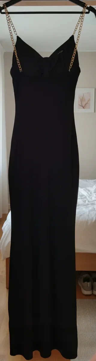 Vestido Longo Preto com Alças de Corrente Dourada