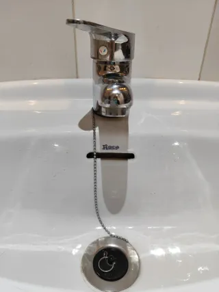 Lavabo con pedestal (ROCA), sin grifo