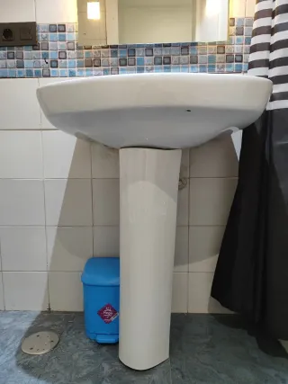 Lavabo con pedestal (ROCA), sin grifo