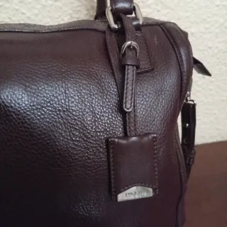 Precioso bolso de piel marrón con bandolera impeca