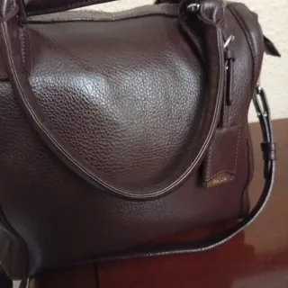 Precioso bolso de piel marrón con bandolera impeca