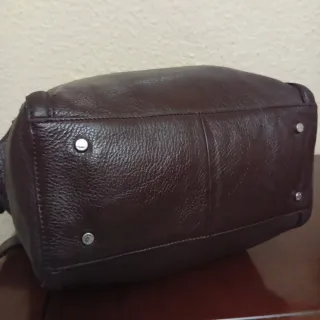 Precioso bolso de piel marrón con bandolera impeca