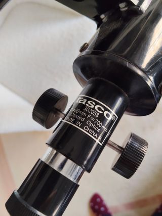 Telescopio negro con trípode