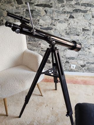 Telescopio negro con trípode