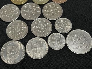 Lotto di 14 monete e serie di monete commemorative