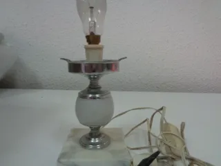 Lámpara de mesa vintage, con una base de mármol