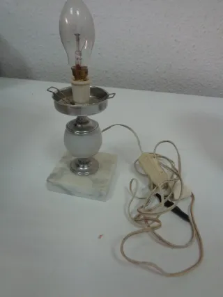 Lámpara de mesa vintage, con una base de mármol