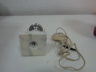 Lámpara de mesa vintage, con una base de mármol