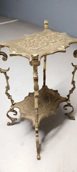 Mesa auxiliar de bronce con dos niveles