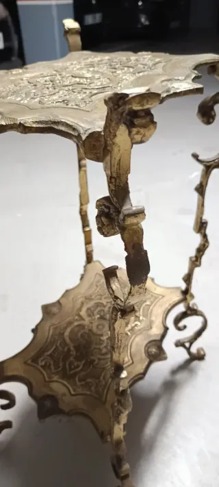 Mesa auxiliar de bronce con dos niveles