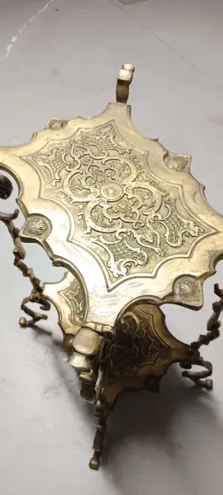 Mesa auxiliar de bronce con dos niveles