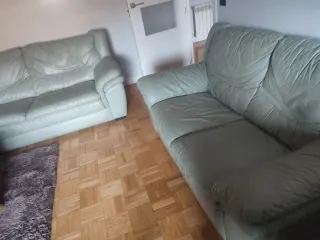 2 sofás de piel azul